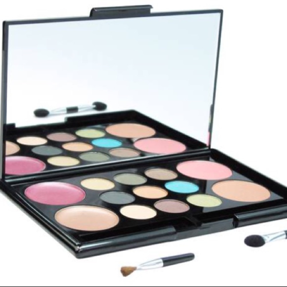 NWT 💗me Makeover essentials face color kit
